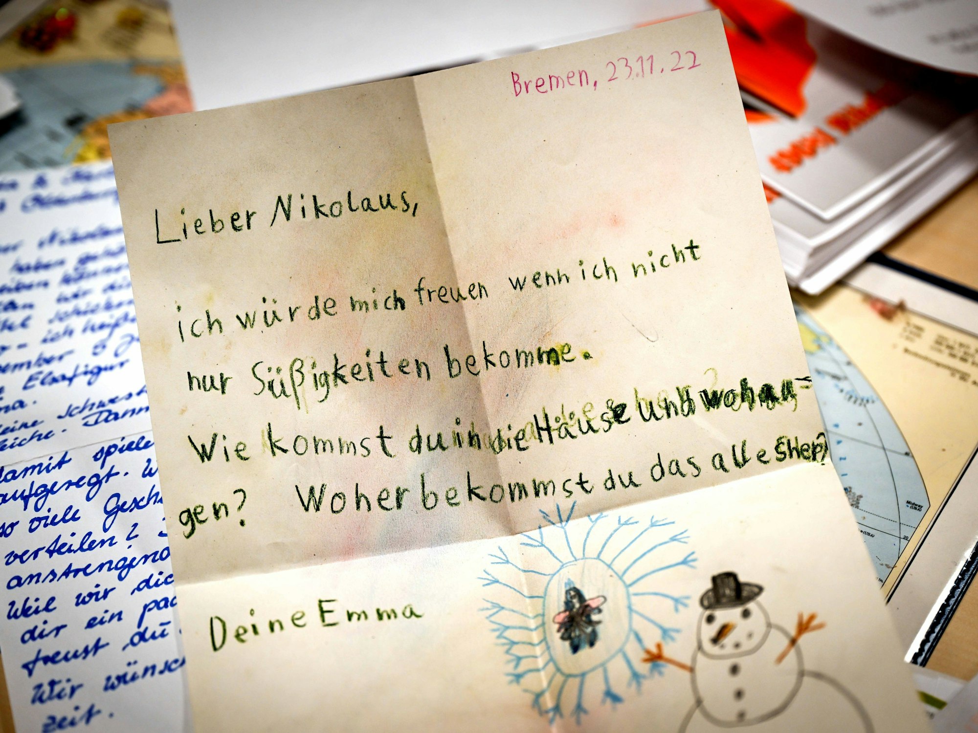 Ein Brief an den Nikolaus liegt in der Weihnachtspostfiliale auf einem Tisch.