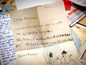Ein Brief an den Nikolaus liegt in der Weihnachtspostfiliale auf einem Tisch.
