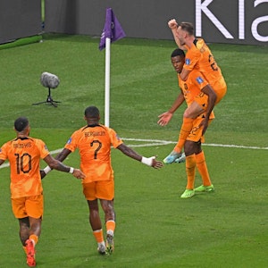 Die Niederlande jubeln im WM-Achtelfinale gegen die USA über den Sprung ins Viertelfinale von Katar. Torschütze Denzel Dumfries wird von seinen Teamkollegen gefeiert.