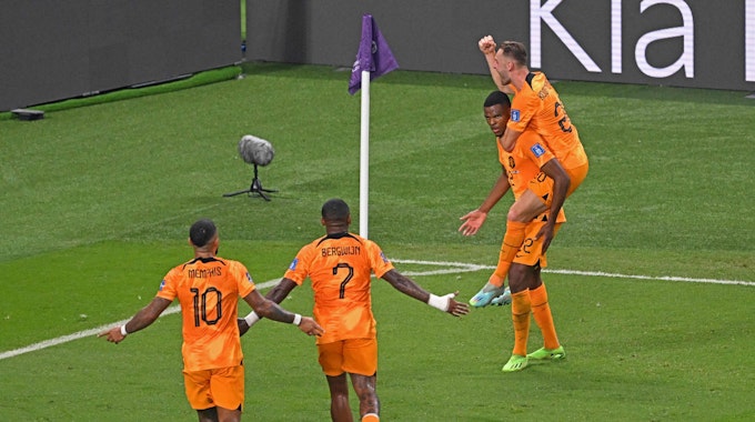 Die Niederlande jubeln im WM-Achtelfinale gegen die USA über den Sprung ins Viertelfinale von Katar. Torschütze Denzel Dumfries wird von seinen Teamkollegen gefeiert.