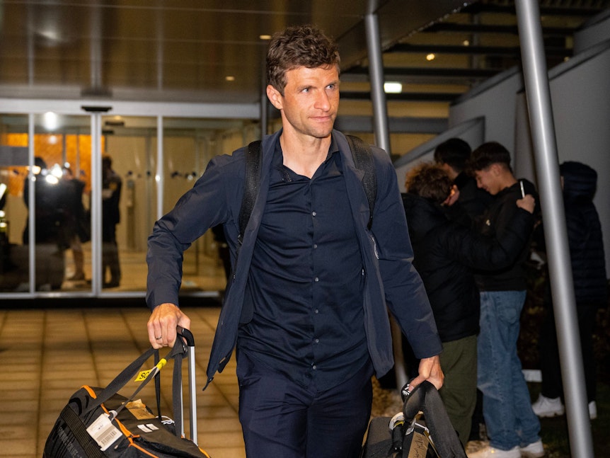 Nationalspieler Thomas Müller kommt am Flughafen München an.