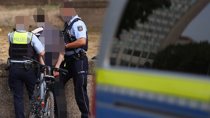 Polizeikräfte nehmen einen Mann fest während einer Razzia der Polizei gegen Drogendealer am Ebertplatz in Köln.