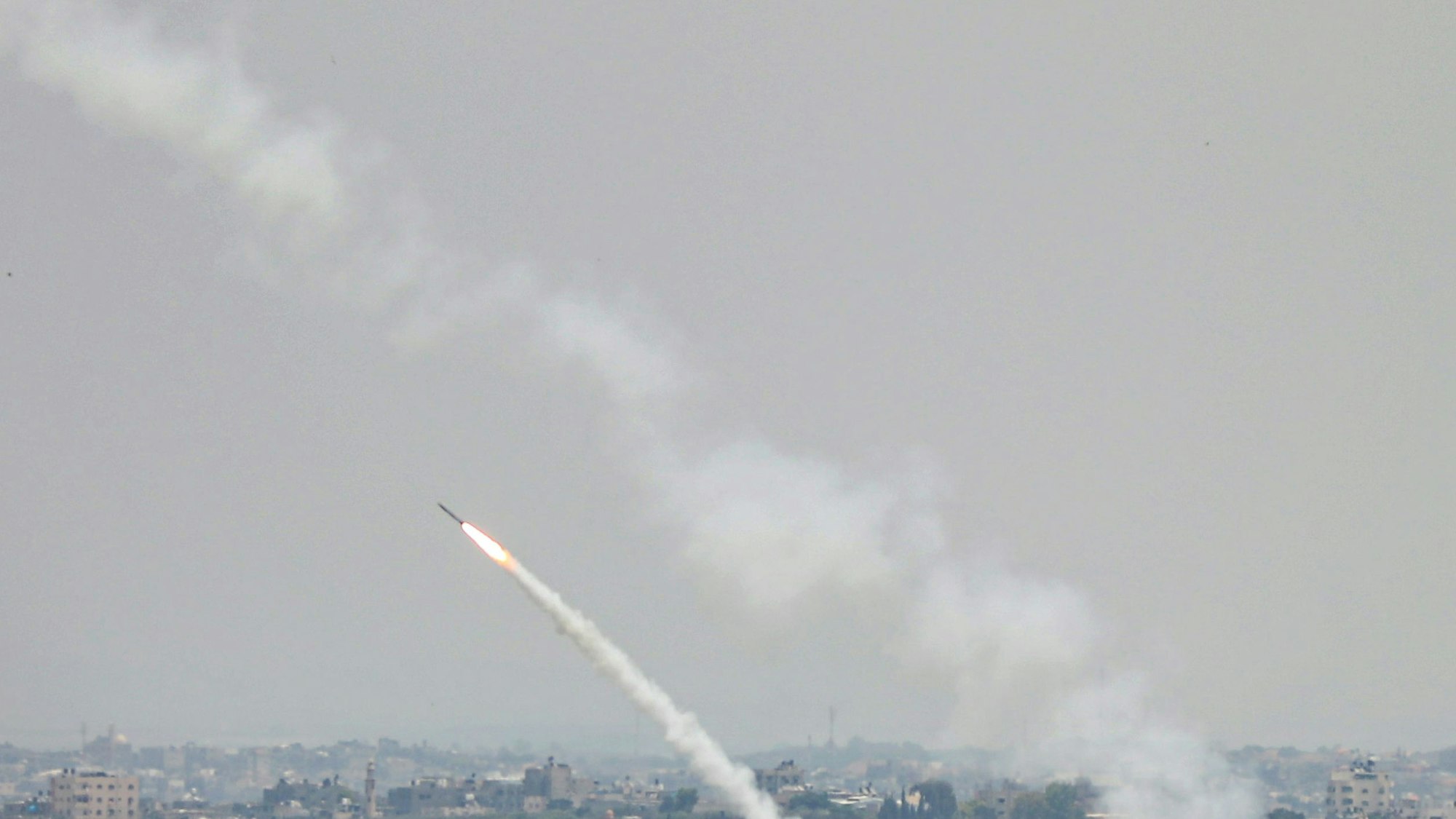 Eine Rakete wird aus Gaza abgefeuert. (Archivfoto)