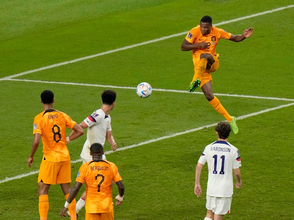 Denzel Dumfries drückt den Ball bei der WM 2022 aus sechs Metern zum 3:1 der Niederlande gegen die USA über die Linie.