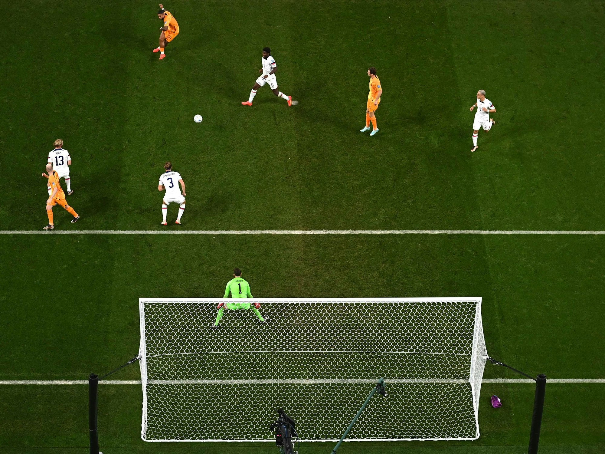 Memphis Depay erzielt gegen die USA den ersten Treffer der K.o.-Runde bei der WM 2022 und bringt die Niederlande früh auf Kurs.