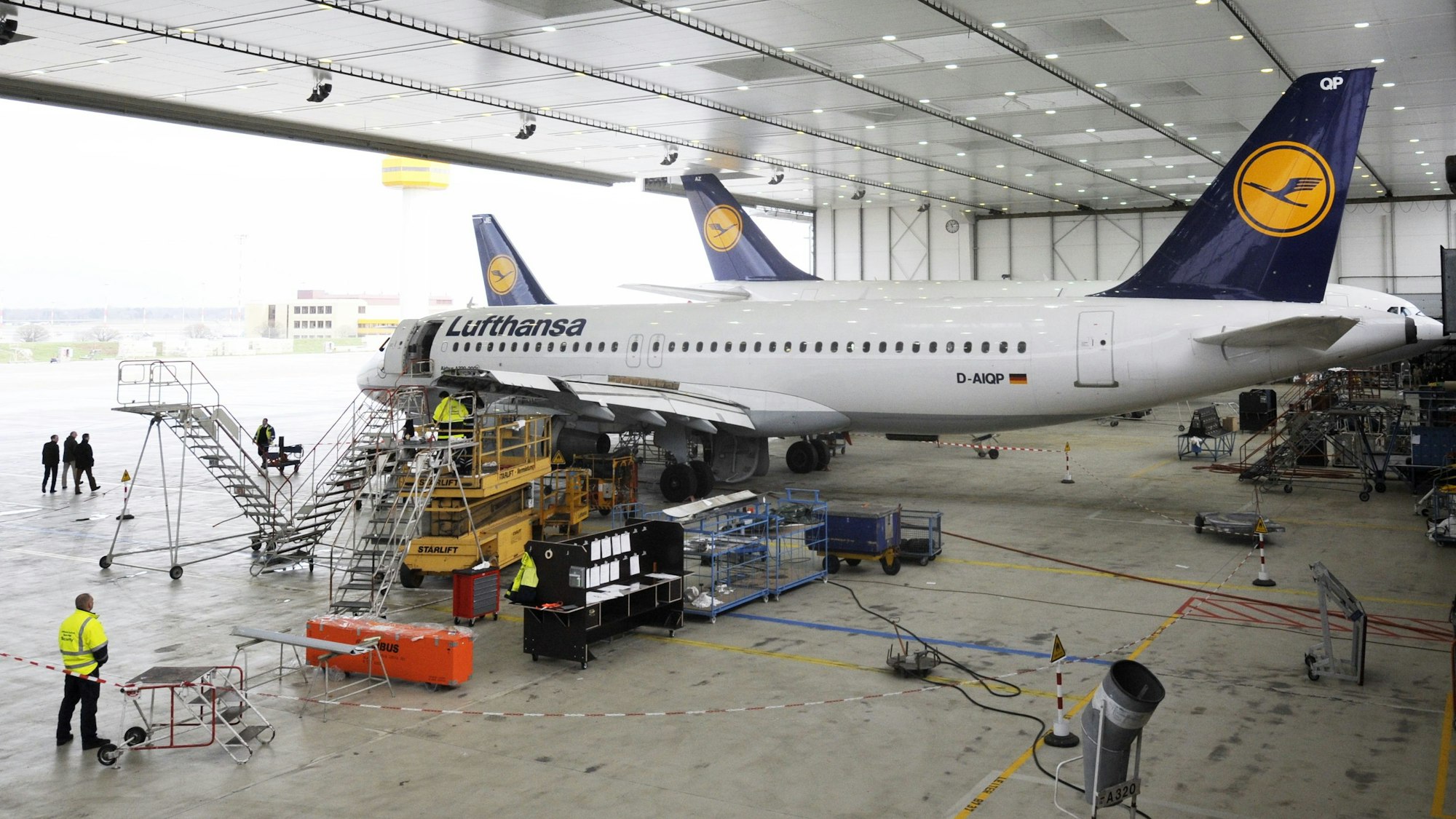 Ein Lufthansa-Airbus steht in einer Wartungshalle der Lufthansa-Werft in Hamburg. (Archivfoto)