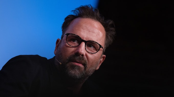 Kurt Krömer sitzt im Rahmen des Literaturfestivals Lit.Cologne auf der Bühne in den Balloni Hallen.