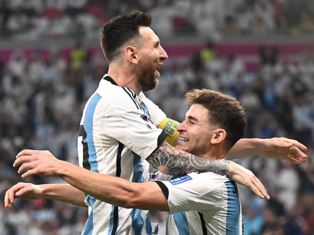 Lionel Messi (l.) und Youngster Julián Álvarez jubeln gemeinsam im Achtelfinal-Spiel gegen Australien