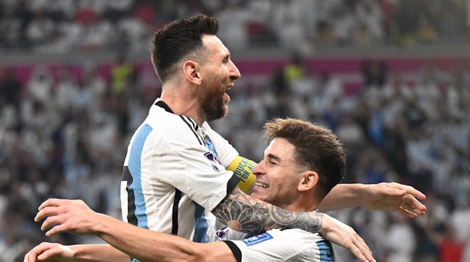Lionel Messi (l.) und Youngster Julián Álvarez jubeln gemeinsam im Achtelfinal-Spiel gegen Australien