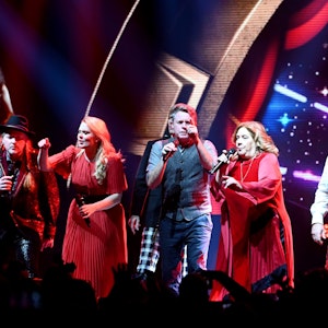 Joey (l-r), Patricia, John (verdeckt), Jimmy, Kathy und Paul Kelly von der Kelly Family während dem Tour-Auftakt der «Mega Christmas-Show».