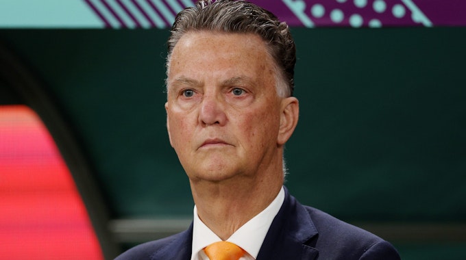 Bondscoach Louis van Gaal steht beim WM-Spiel der Niederlande gegen die USA an der Seitenlinie.