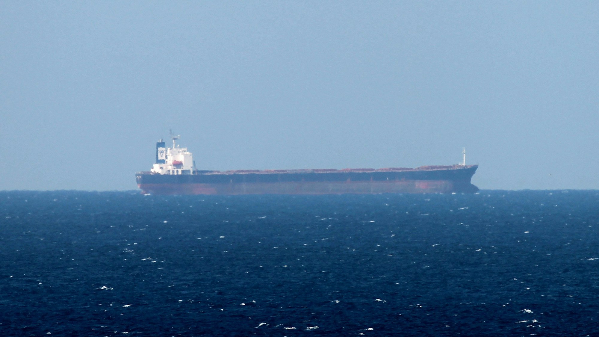 Öltanker im Meer (Symbolfoto). Russland hat laute einem Bericht über hundert Frachter gekauft.