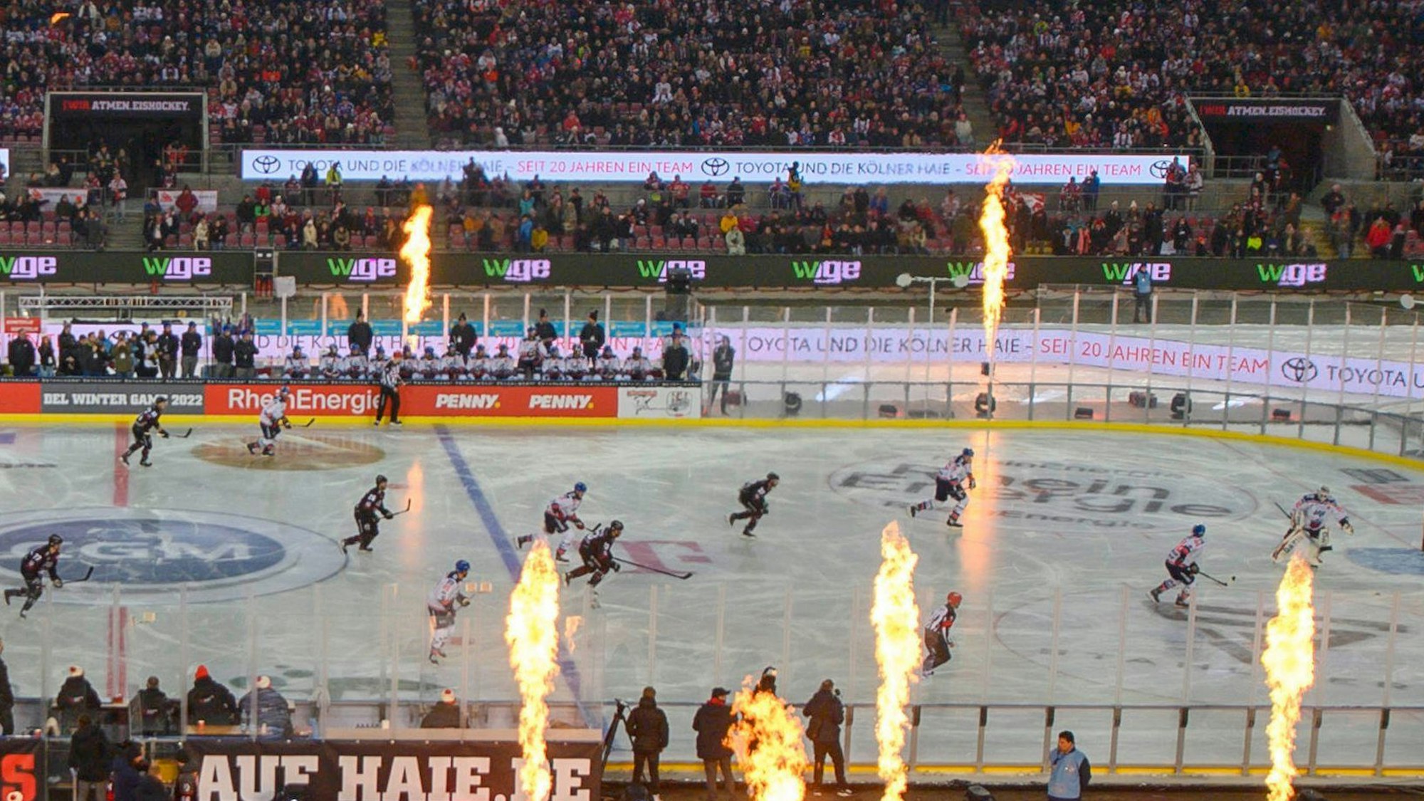 Feuer kommt aus den Säulen nach dem Start des Winter Games der Kölner Haie.
