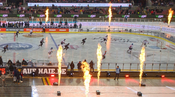 Feuer kommt aus den Säulen nach dem Start des Winter Games der Kölner Haie.