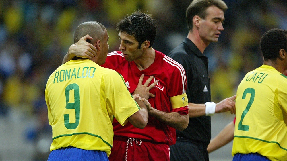 Der Brasilianer Ronaldo und der Türke Hakan Sükür während des WM-Halbfinals 2002.