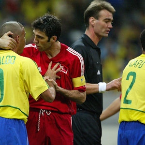 Der Brasilianer Ronaldo und der Türke Hakan Sükür während des WM-Halbfinals 2002.
