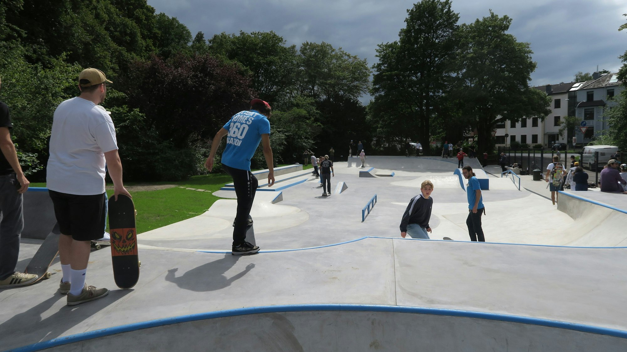 Der Skatepark in Köln ist eine große barrierefreie Betonlandschaft mit verschiedenen Elementen.