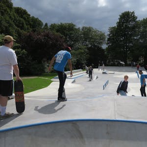 Der Skatepark in Köln ist eine große barrierefreie Betonlandschaft mit verschiedenen Elementen.