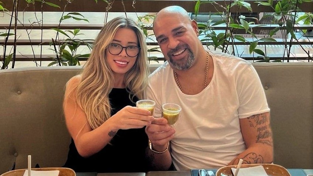 Ex-Fußballer Adriano posiert beim Frühstuck in einer Mall mit seiner Ehefrau Micaela Mesquita.