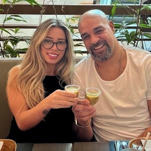Ex-Fußballer Adriano posiert beim Frühstuck in einer Mall mit seiner Ehefrau Micaela Mesquita.