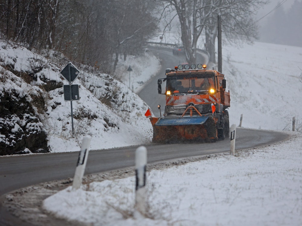Der Winterdienst befreit Straßen in Sachsen-Anhalt von den Schneemassen. Ein Rentner wurde am Sonntag tot an einer Straße gefunden. Er war mit seinem Auto im Schnee stecken geblieben. Beim Versuch, es in der Kälte freizubekommen, ist der 74-Jährige erfroren.