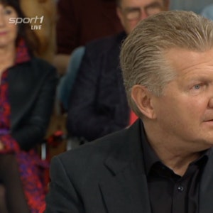 Stefan Effenberg sitzt im Doppelpass bei Sport1 und spricht über das WM-Aus und Bundestrainer Hansi Flick.