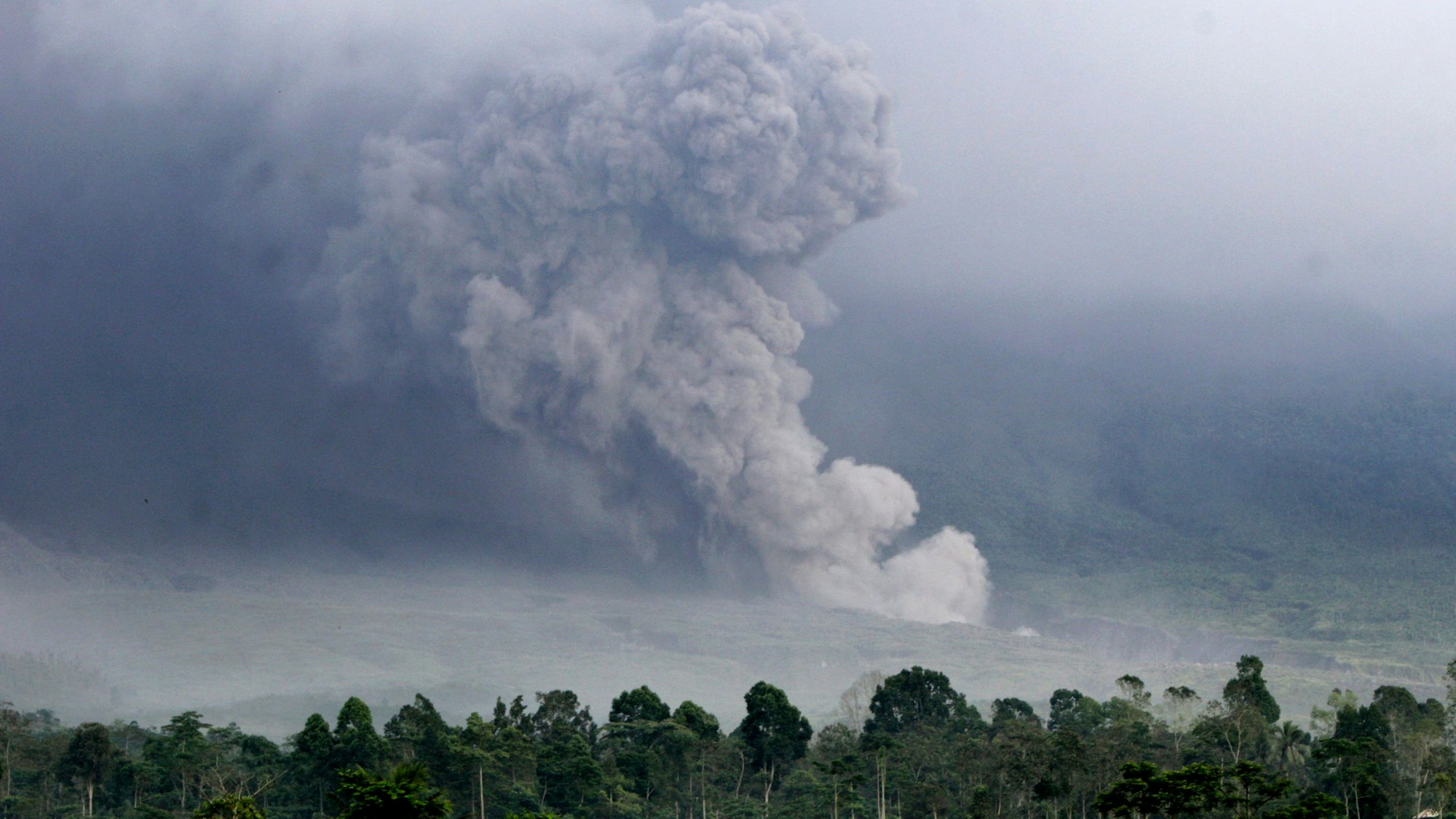 Rauch steigt nach dem Ausbruch des Vulkans Semeru auf. Der höchste Vulkan der indonesischen Insel Java ist am 4. Dezember 2022 ausgebrochen.