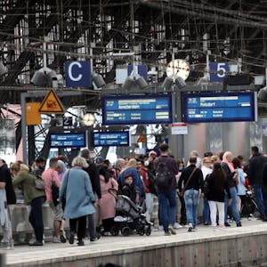 06.06.2022, Köln: Überfüllter Gleis 5 am Hauptbahnhof Fahrgäste warten auf ihre Zugverbindung. Foto: Arton Krasniqi 