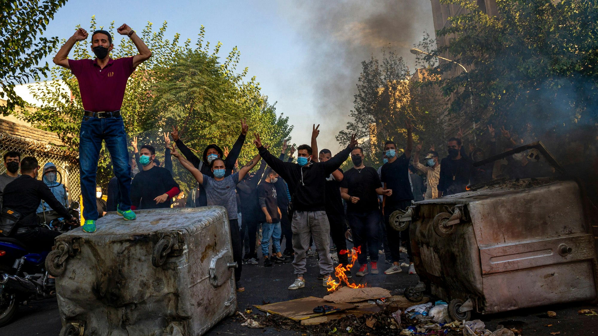 Iran, Teheran: Das Bild zeigt brennende Gegenstände und Iraner, die gegen das Regime protestieren, nach dem Tod der 22-jährigen Mahsa Amini in Haft der Sittenpolizei. (Archivbild)
