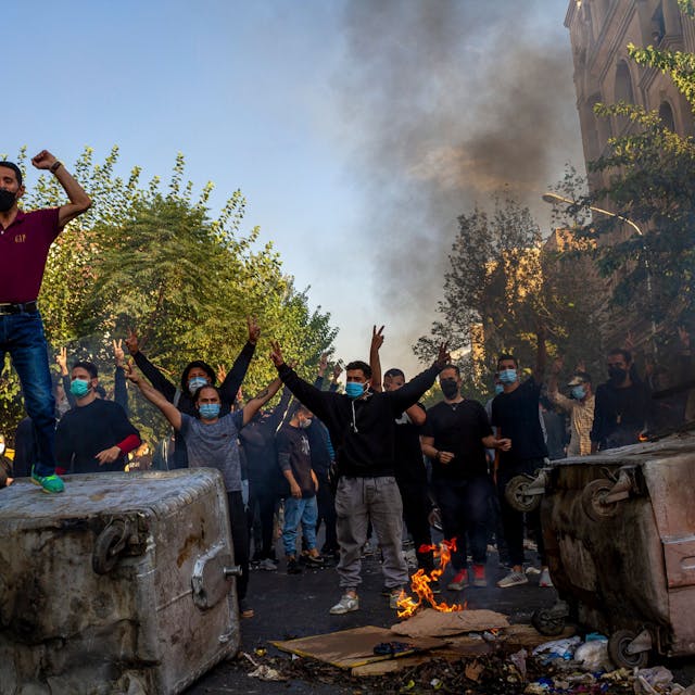 Dieses Bild, das von einer Person aufgenommen wurde, die nicht bei Associated Press angestellt ist, und der AP außerhalb des Irans zur Verfügung gestellt wurde, zeigt brennende Gegenstände und Iraner, die gegen das Regime protestieren, nach den Tod der 22-jährigen Mahsa Amini in Haft der Sittenpolizei.