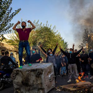 Brennende Gegenstände und Iraner, die nach dem Tod der 22-jährigen Mahsa Amini in Haft der Sittenpolizei gegen das Regime protestieren (Archivbild)