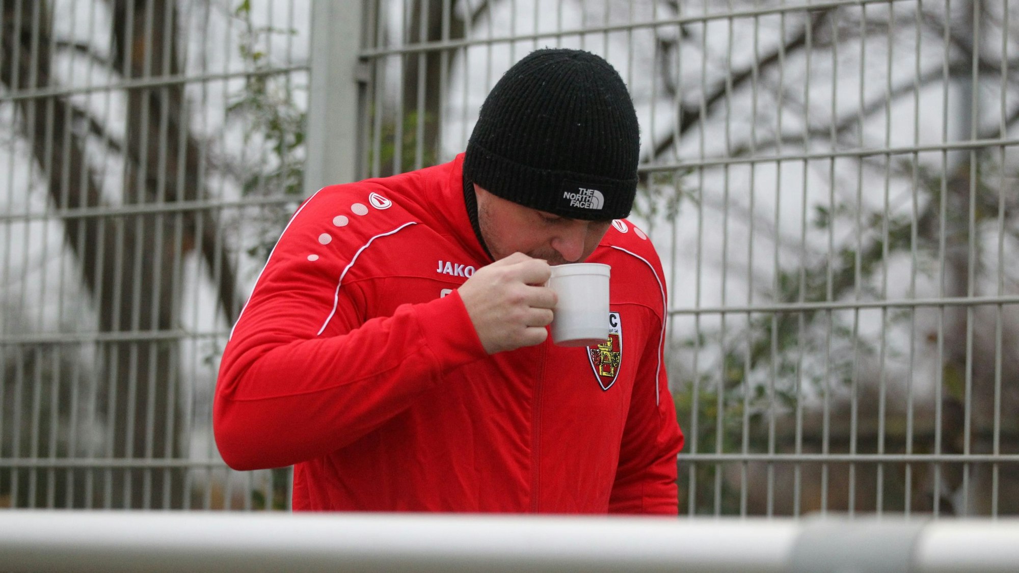 Euskirchens Trainer Andreas Eschweiler nippt an einer Tasse Kaffee.