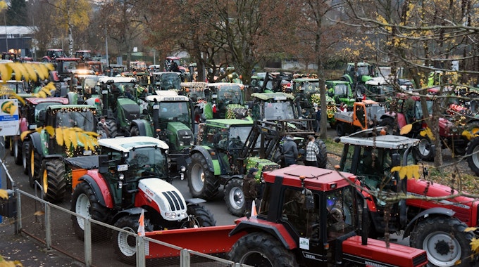 Zahlreiche Traktoren haben sich zum Konvoi an der Walbröler Vennstraße aufgestellt.