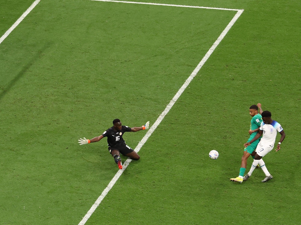 Bukayo Saka legt den Ball an Ismail Jakobs und Edouard Mendy zum 3:0 ins Tor vorbei.