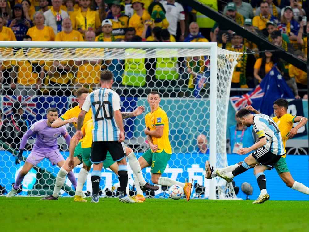 Lionel Messi trifft per Schlenzer und erzielt das 1:0 für Argentinien gegen Australien bei der WM 2022.