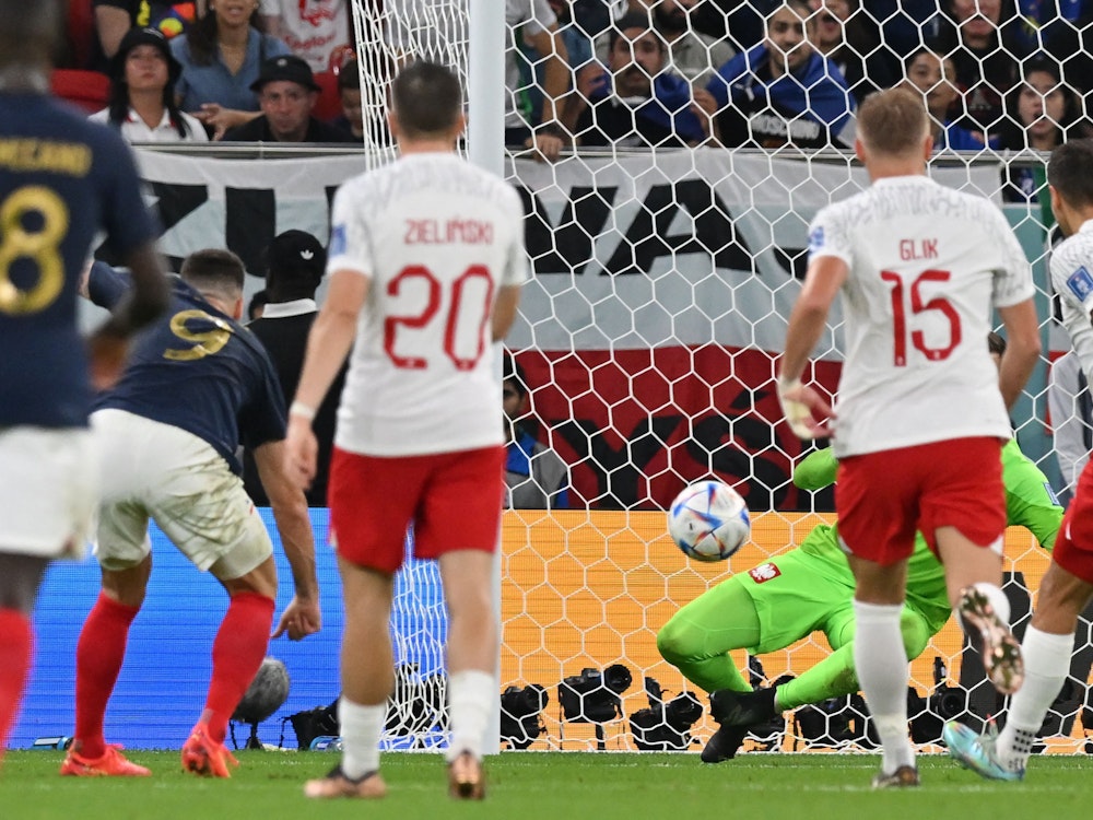 Olivier Giroud (Nummer 9) bezwingt Polen-Keeper Wojciech Szczesny und erzielt die 1:0-Führung im Achtelfinale für Frankreich.