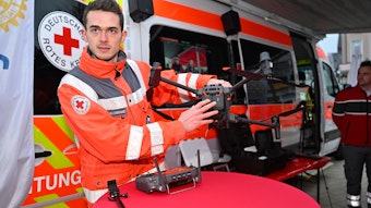 Drohnenstaffel-Leiter Nicolas Hillebrand zeigt die Drohne, die künftig bei Großeinsätzen aus der Luft helfen soll.