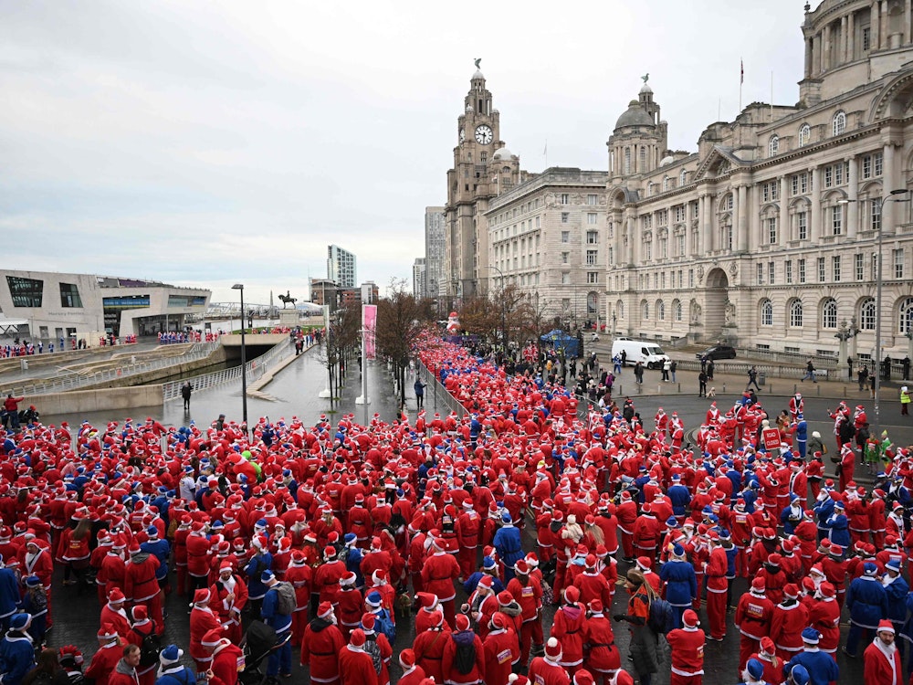 Als Weihnachtsmänner verkleidete Läufer warten vor dem Start des 5-Kilometer-Laufs in Liverpool.
