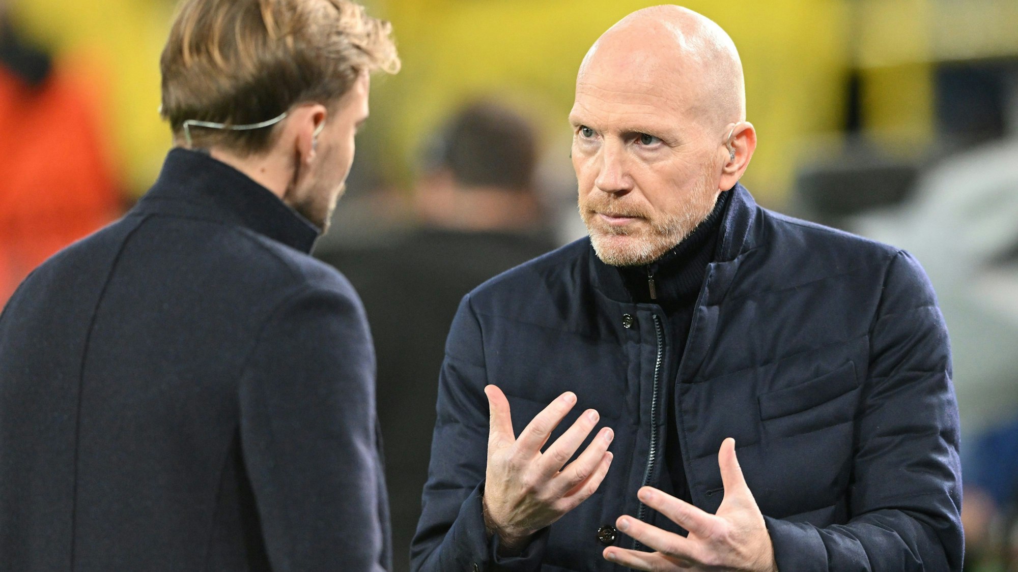 Der ehemalige Dortmunder Spieler Marcel Schmelzer (l.) spricht mit Matthias Sammer, der als externer Berater für Borussia Dortmund arbeitet und bis zum Jahr 2012 Sportdirektor beim Deutschen Fußball-Bund war.