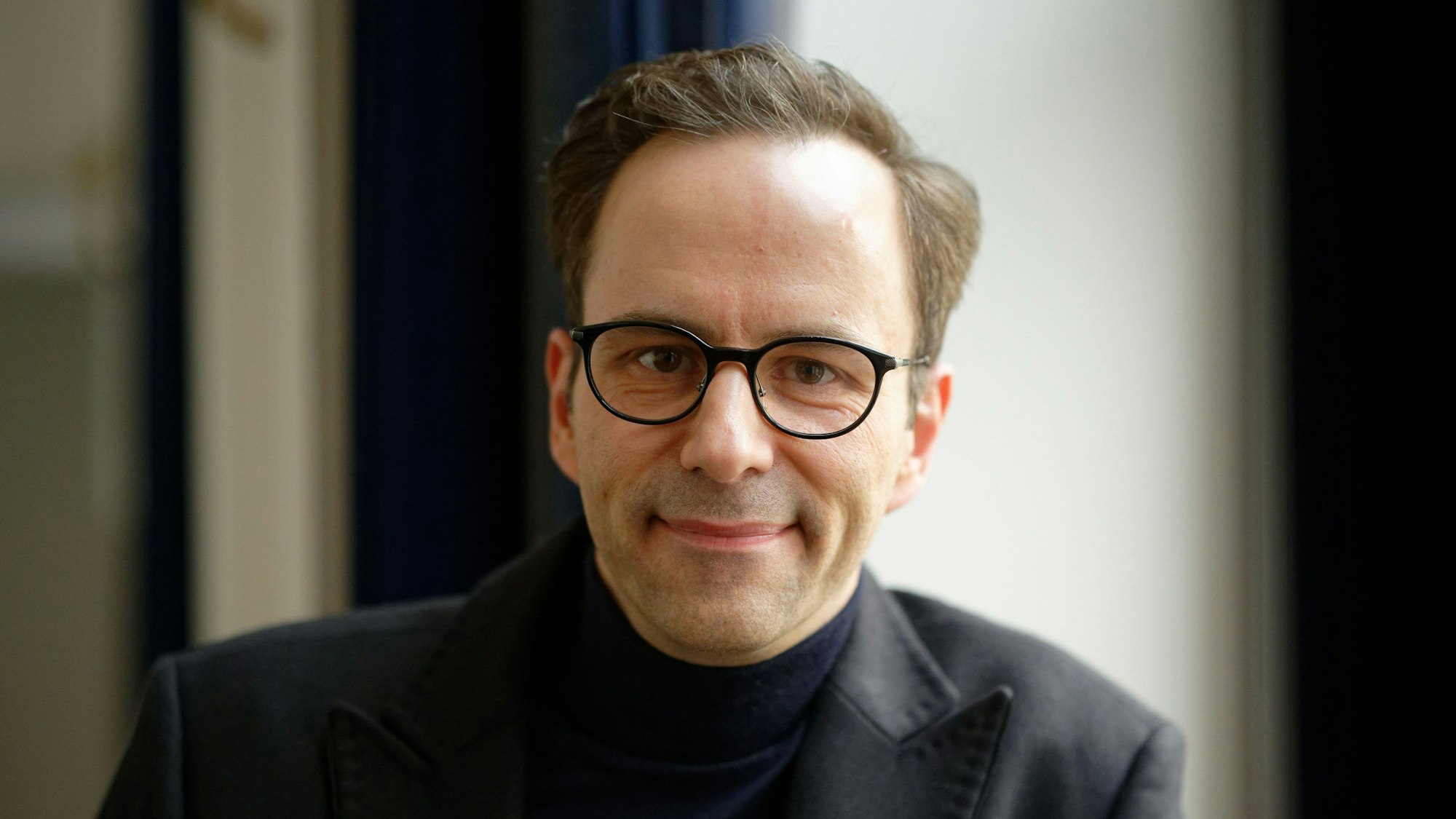 Kurt Krömer, Berliner Humorist und Schauspieler, ganz in schwarz gekleidet.