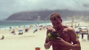 Marvin Friedrich von Borussia Mönchengladbach trinkt am Strand von Rio de Janeiro aus einer Kokosnuss.