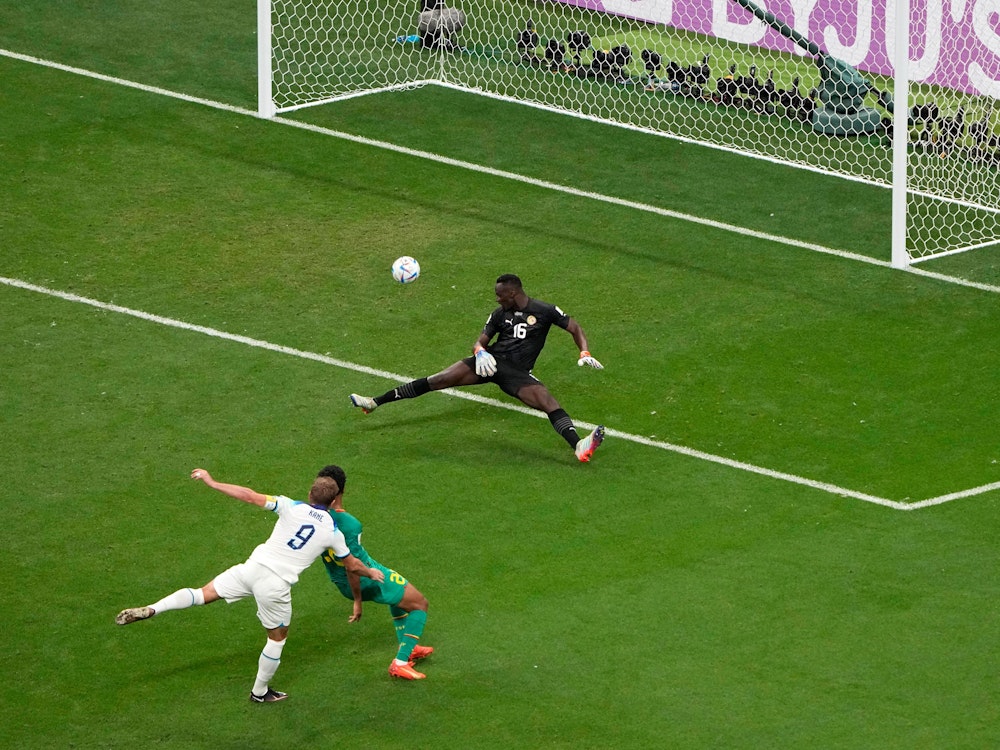 Harry Kane erzielt das 2:0, Senegal-Keeper Edouard Mendy geht vergebens in den Spagat.