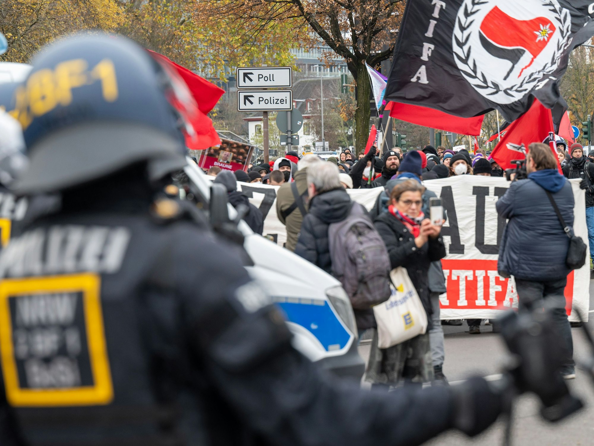 Die Antifa demonstriert in Köln gegen eine pro-russische Demonstration.
