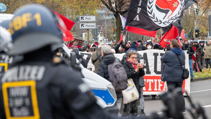 Die Antifa demonstriert in Köln gegen eine pro-russische Demonstration.
