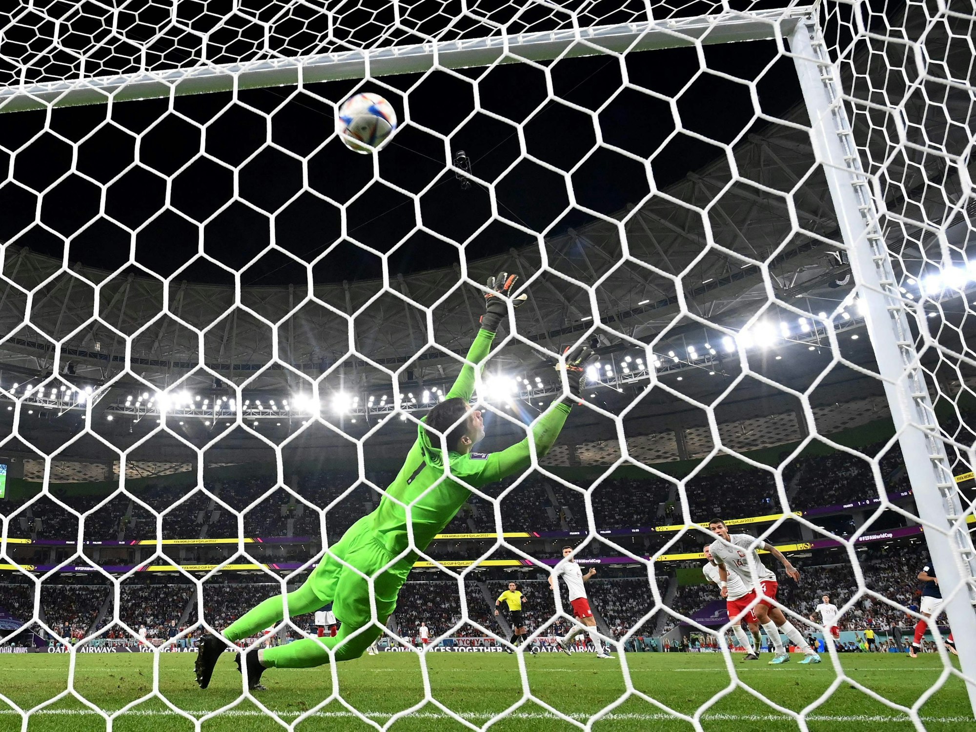 Polen-Keeper Wojciech Szczesny streckt sich, kann den Schuss von Kylian Mbappé zum 2:0 für Frankreich bei der WM 2022 aber nicht mehr halten.