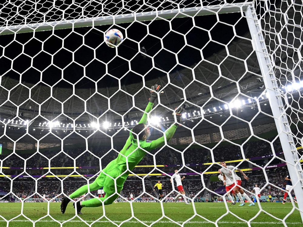 Polen-Keeper Wojciech Szczesny streckt sich, kann den Schuss von Kylian Mbappé zum 2:0 für Frankreich bei der WM 2022 aber nicht mehr halten.