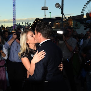 Der Sänger Stefan Mross und Anna-Carina Woitschack küssen sich 2018 auf dem Oktoberfest beim Käferzelt. Nach dem Liebes-Aus zeigt sich Mross eng an eng mit einem bekannten TV-Gesicht.