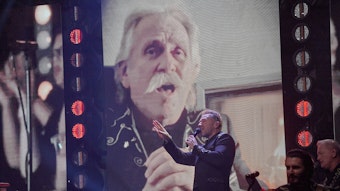 Henning Krautmacher ist auf der Videoleinwand zu sehen. Er singt im Duett mit seinem Nachfolger Patrick Lück (vorne).