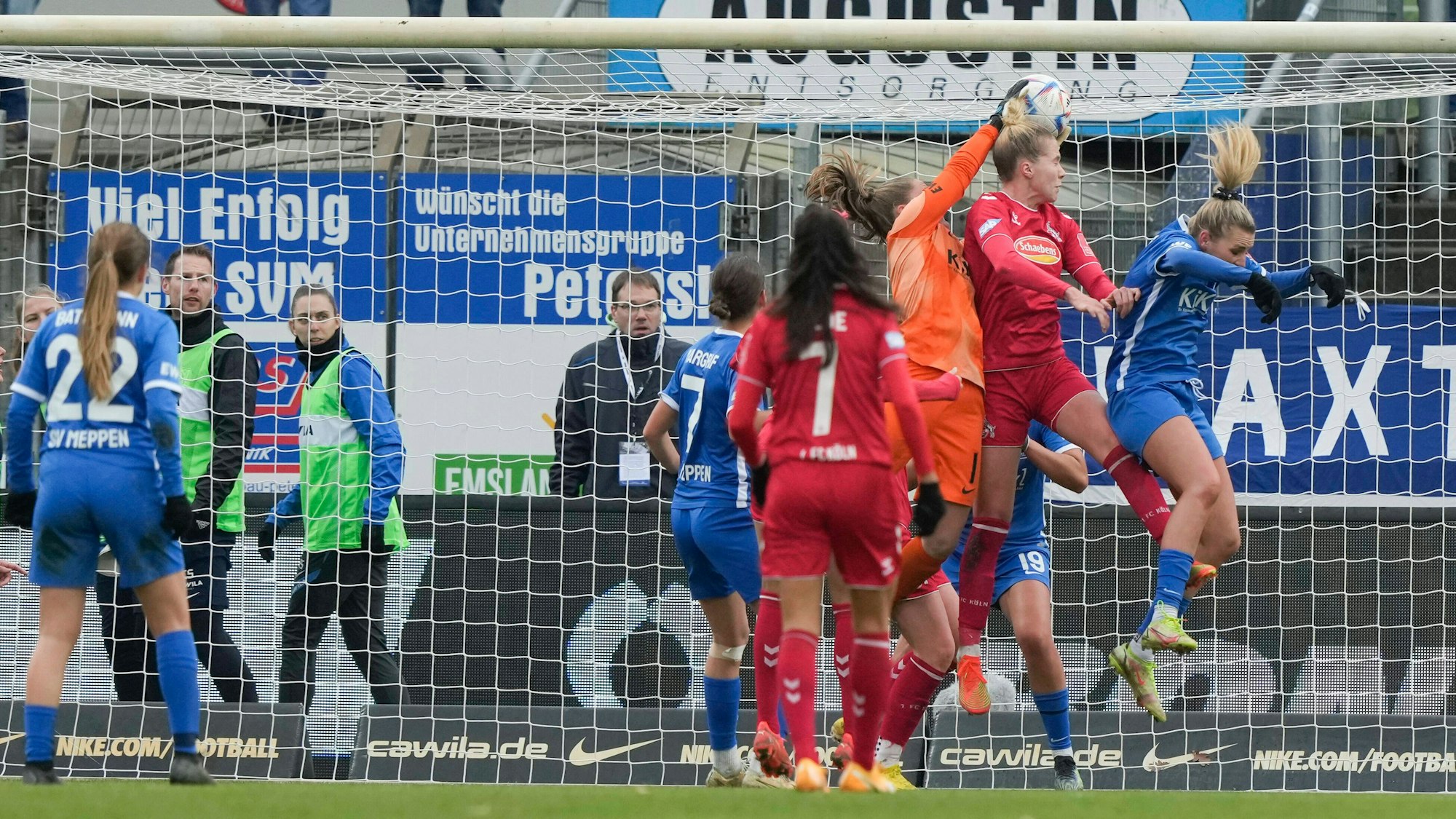 Im Frauen-Spiel zwischen dem SV Meppen und dem 1. FC Köln stürzen sich mehrere Spielerinnen bei einer Ecke ins Getümmel.