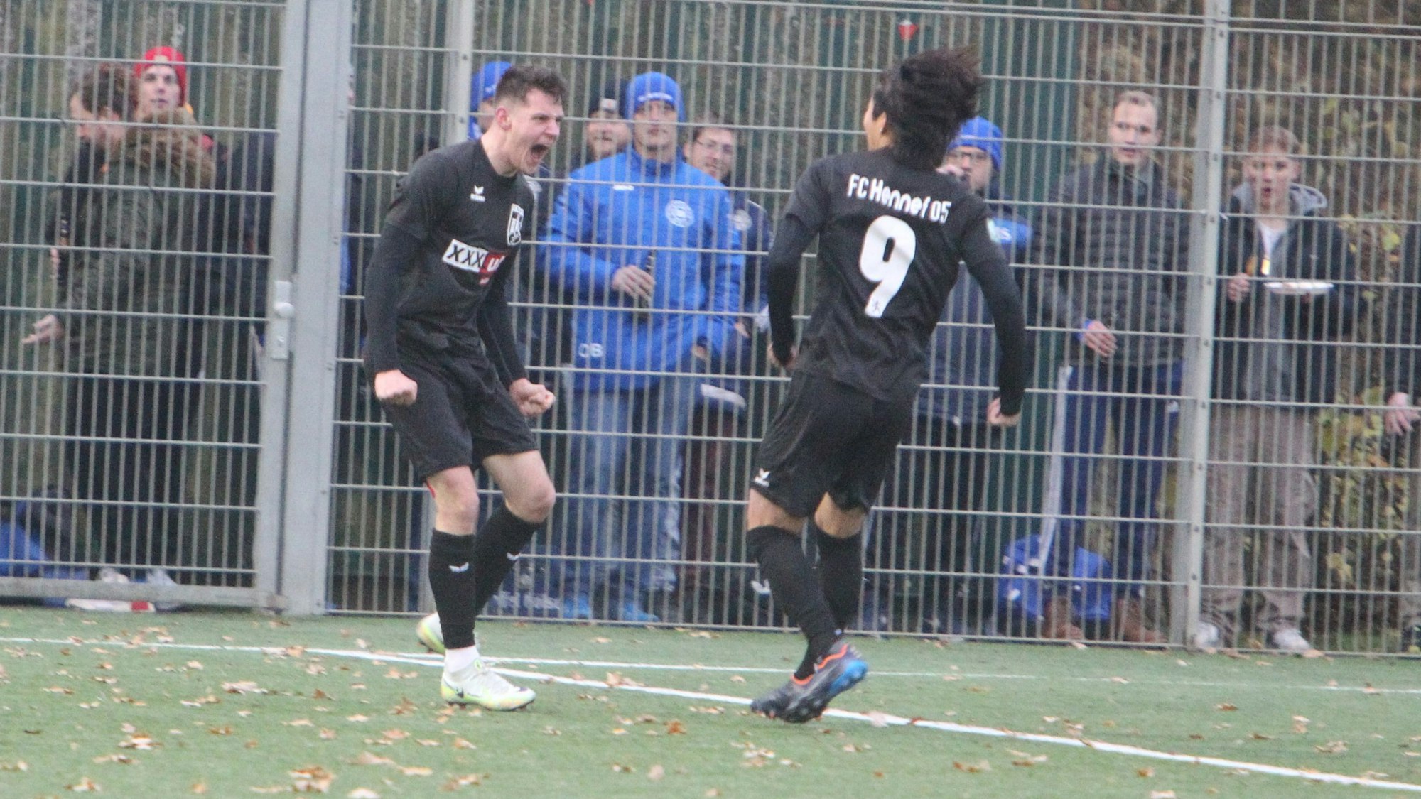 Louis Klapperich (links) vom FC Hennef 05 schreit seine Freude über den Treffer zum 2:0 heraus, sein Mitspieler Kanata Todate eilt herbei.